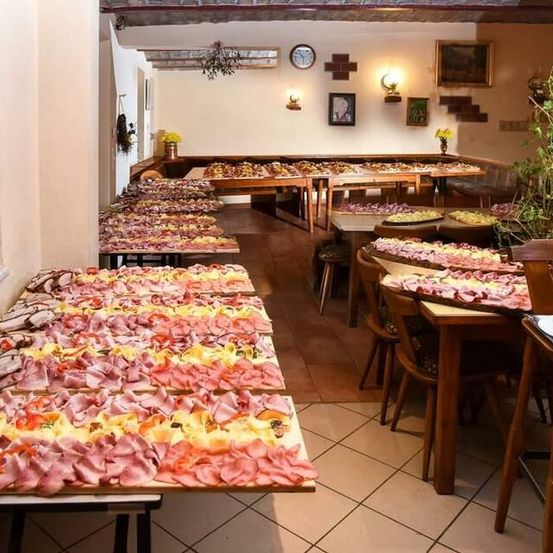 Bild enthält, Cafeteria, Indoors, Restaurant, Food, Meal, Person, Chair, Furniture, Dining Table, Plant