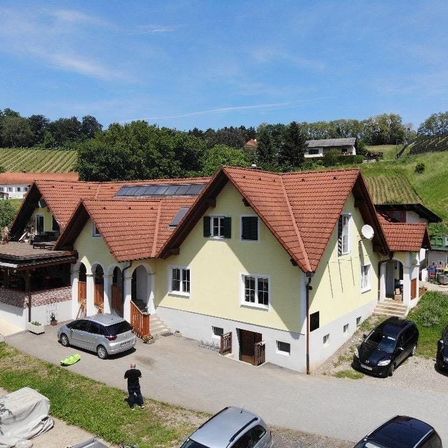 Bild enthält, Outdoors, Car, Building, Housing, Person, Nature, House, Suburb, Village, Wheel