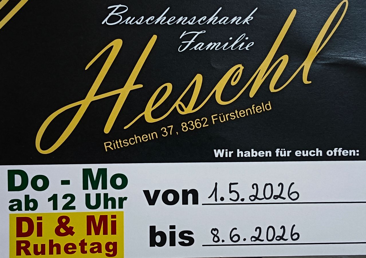 Ein Schild für Hescho Family Bueschenschank in Rittschein 37, 8362 Furstenfeld. Geöffnet vom 1. Mai 2026 um 12 Uhr bis zum 8. Juni 2026.
