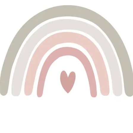 Ein pastellfarbener Regenbogen mit einem Herzen in der Mitte auf weißem Hintergrund.
