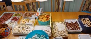 Bild enthält, Cafeteria, Indoors, Restaurant, Food, Meal, Dining Table, Table, Brunch, Buffet, Dining Room