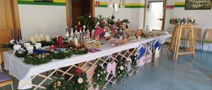 Bild enthält, Flower, Flower Arrangement, Flower Bouquet, Altar, Building, Dining Table, Table, Chair, Cafeteria, Restaurant