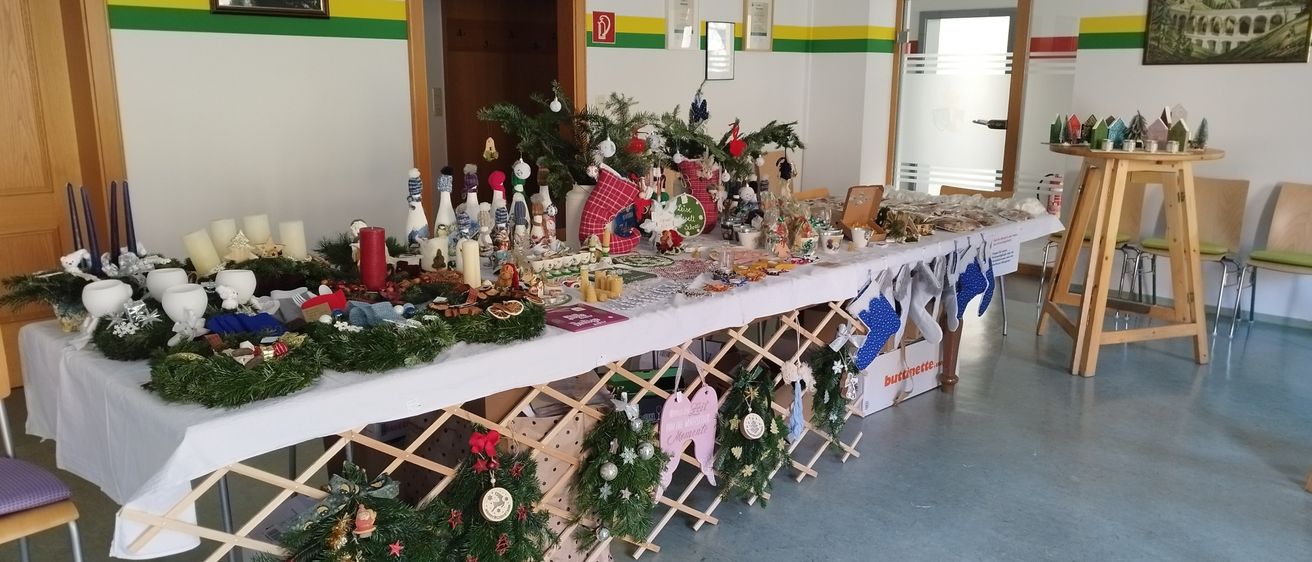 Bild enthält, Flower, Flower Arrangement, Flower Bouquet, Altar, Building, Dining Table, Table, Chair, Cafeteria, Restaurant