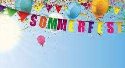 Ein bunter Banner mit den Worten 'Sommerfest' in verschiedenen Farben hängt vor einem blauen Himmel mit weißen Wolken, umgeben von bunten Luftballons und Konfetti.