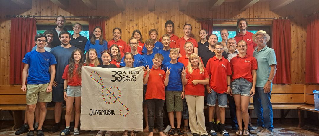 Bild enthält, People, T-Shirt, Pants, Floor, Flooring, Photography, Portrait, Shelter, Shorts, Blouse