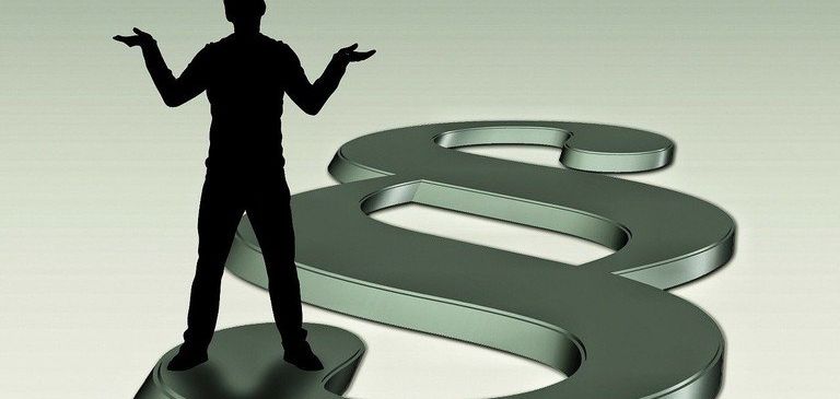 Eine Silhouette eines Mannes mit ausgestreckten Armen steht auf einem großen Dollar-Zeichen. Die Figur ist dunkel vor einem hellgrünen Hintergrund.