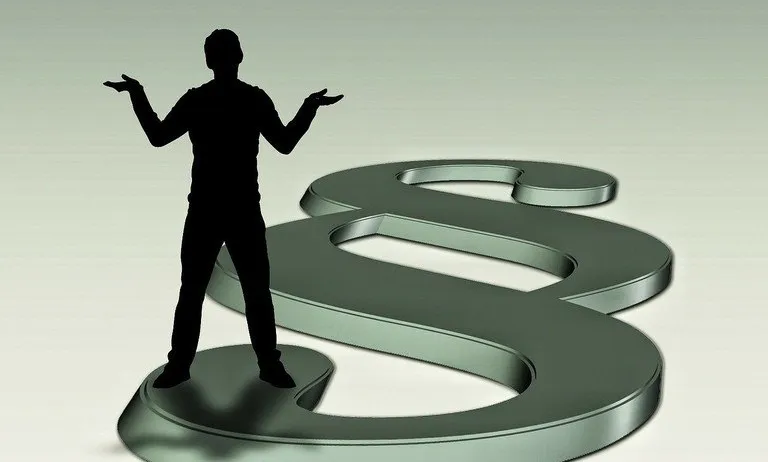 Eine Silhouette eines Mannes mit ausgestreckten Armen steht auf einem großen Dollar-Zeichen. Die Figur ist dunkel vor einem hellgrünen Hintergrund.