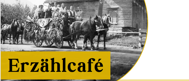 Schwarz-Weiß-Foto von Menschen in einer Pferdekutsche, beschriftet mit 'Erzählcafé', zeigt ein Haus mit einem Hakenkreuz-Symbol.