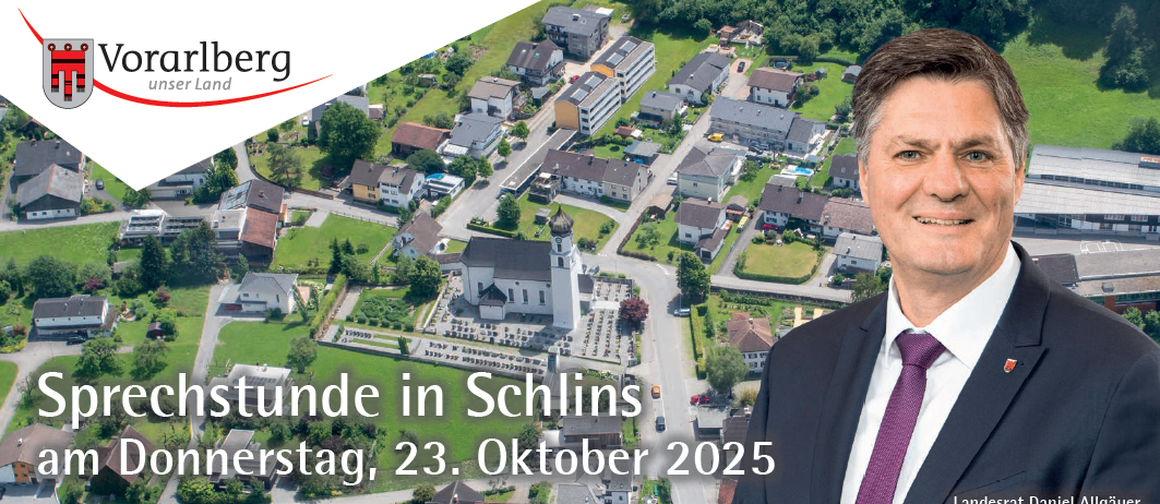 Ein lächelnder Mann in Anzug und Krawatte steht vor einem Dorf. Das Dorf hat Häuser, eine Kirche und eine Straße. Das Dorf ist von Bäumen und Gras umgeben. Das Bild hat einen Wasserzeichen, der 'Carlberg' steht. Das Datum der Veranstaltung ist der 23. Oktober 2025.