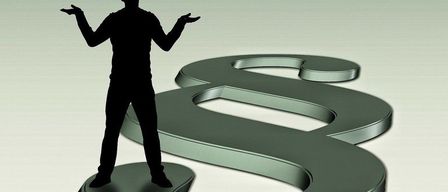 Silhouette einer Person, die auf einem Dollarzeichen steht, Arme ausgestreckt, auf weißem Hintergrund.