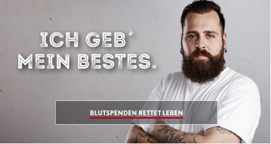 Ein Mann mit Bart und Tattoos steht mit verschränkten Armen. Der Text lautet 'ICH GEB' MEINEN BESTES.' und 'BLUTPENDEN RETTET LEBEN'.