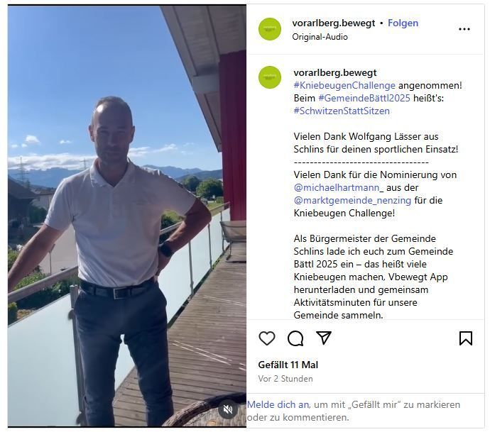 Ein Mann steht lächelnd auf einem Balkon, mit Bergen im Hintergrund. Eine Bildunterschrift lautet: 'Vielen Dank Wolfgang Lässer für deinen sportlichen Einsatz! Vielen Dank für die Nominierung von @michaelhartmann aus der @marktgemeinde_nenzling für die Kniebeugen Challenge!'
