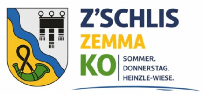 Das Logo für Z'Schlis Zemma Ko, das einen Schild mit einem grünen Horn und einer blauen Welle zeigt, begleitet von dem Text 'Z'Schlis Zemma Ko Sommer. Donnerstag. Heinzle-Wiese.' in Blau und Gelb.
