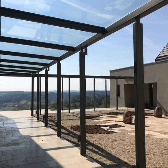 Bild enthält, House, Housing, Porch, Patio, Pergola, Solar Panels, Floor, Indoors