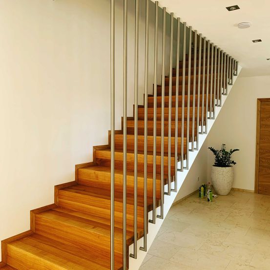 Bild enthält, Hardwood, Wood, Indoors, Interior Design, Stained Wood, House, Housing, Staircase, Floor, Plant