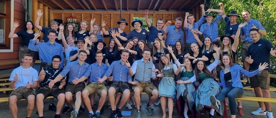 Bild enthält, People, Person, College, Shoe, Shorts, Adult, Male, Man, Pants, Woman