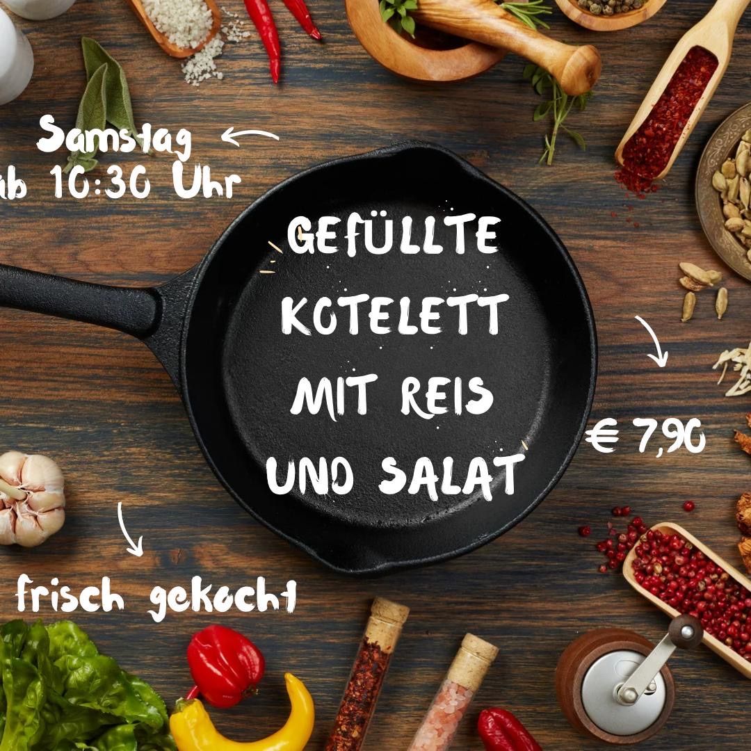 Auf einem Holztisch steht eine schwarze Bratpfanne mit der Aufschrift 'Gefüllte Kotelett mit Reis und Salat'. Verschiedene Gewürze und Gemüse sind darum herum angeordnet. Das Gericht kostet 7,90 Euro und ist frisch gekocht.