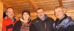 Bild enthält, Coat, Jacket, Adult, Female, Person, Woman, Pub, Wood, Bar Counter, Plywood