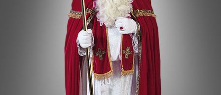 Eine Person in Santa Claus-Kostüm mit rotem Hut, weißem Bart und goldenem Stab posiert für die Kamera.