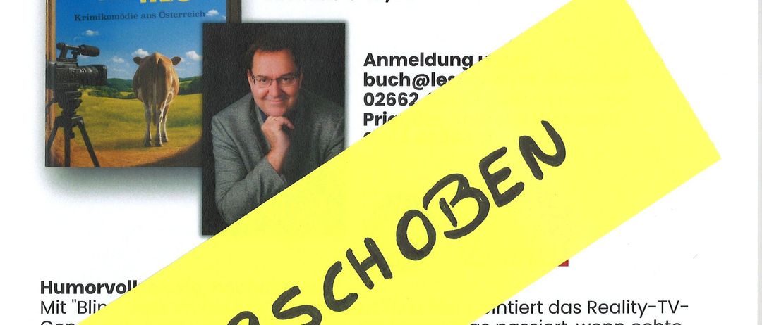 Ein gelber Zettel mit 'VERSCHOBEN' darauf liegt über einer Werbung für eine Lesung einer Krimikomödie.