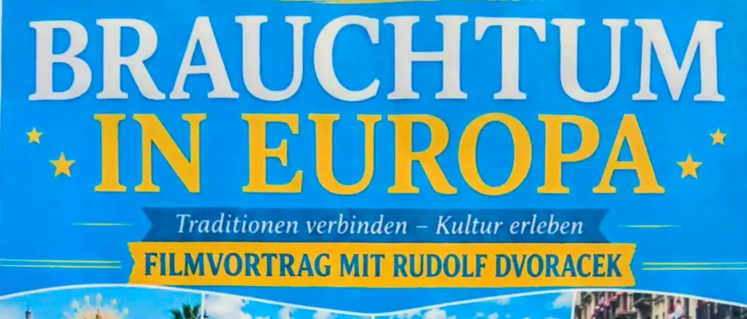 Plakat für Brauchtum in Europa mit einer Filmvorführung von Rudolf Dvorak. Das Plakat zeigt Bilder traditioneller europäischer Veranstaltungen wie Osterprozessionen in Malaga, Spanien, das Kaiserfest in Bad Ischl, Österreich, die Almabtrieb-Tradition in den Alpen und das Stierrennen in Pamplona, Spanien.