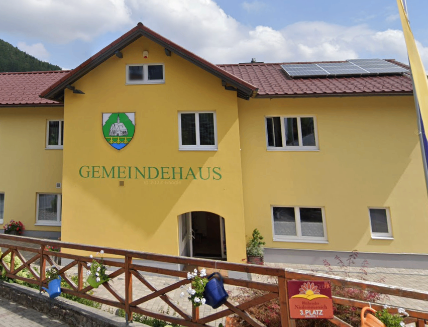 Bild enthält, Hotel, Neighborhood, Road, Resort, Outdoors, Nature, Sky, Plant, Scenery, Countryside