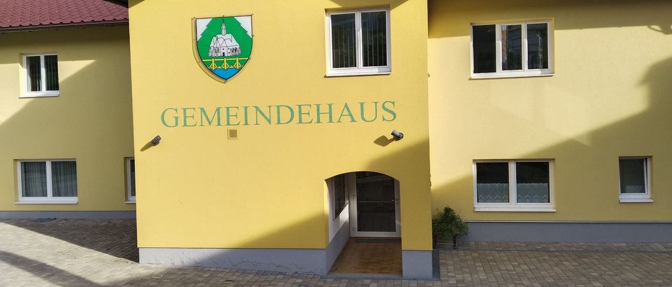 Bild enthält, Architecture, Building, House, Housing, Villa, Roof, Monastery, Path, Plant, City