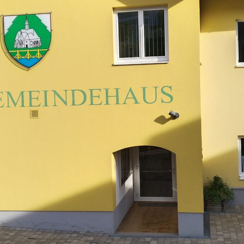 Bild enthält, Architecture, Building, House, Housing, Villa, Roof, Monastery, Path, Plant, City