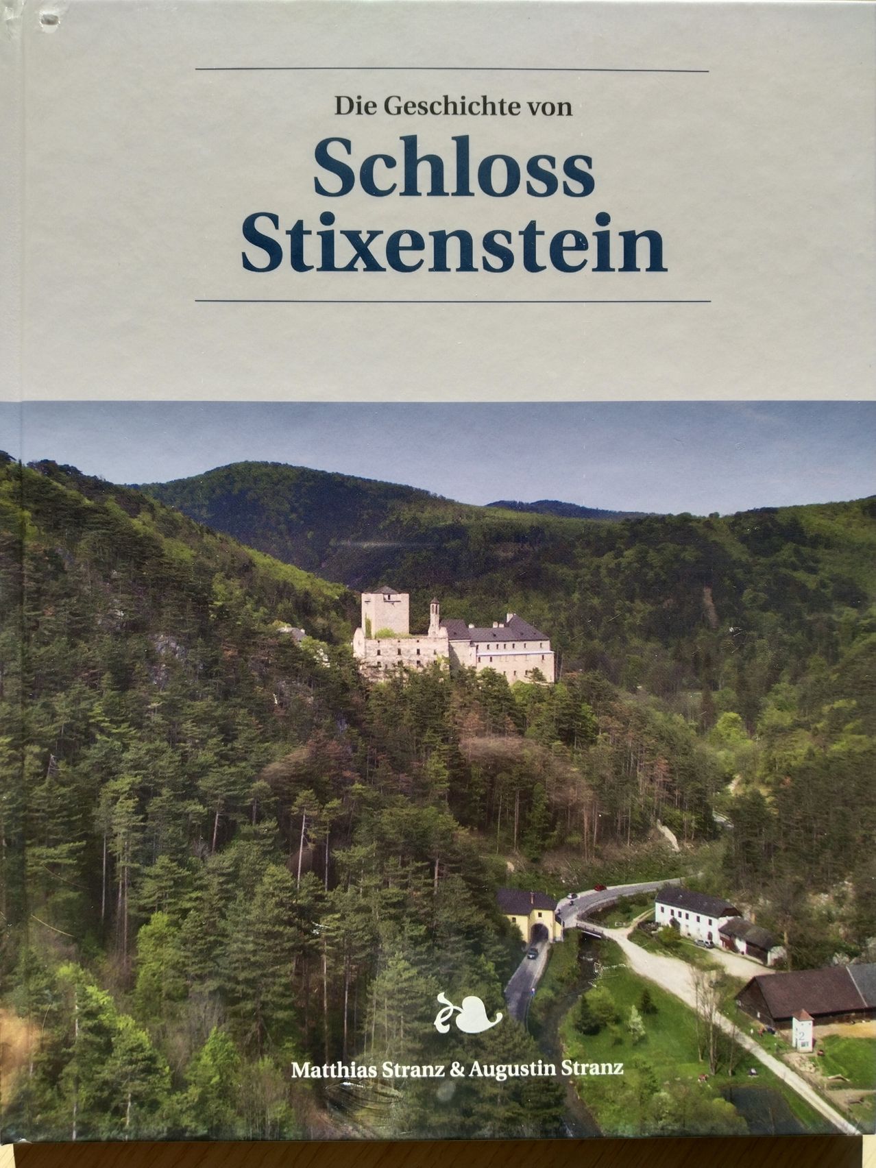 Bild enthält, Vegetation, Tree, Building, Hotel, Resort, Outdoors, Slope, Land, Rainforest, Woodland