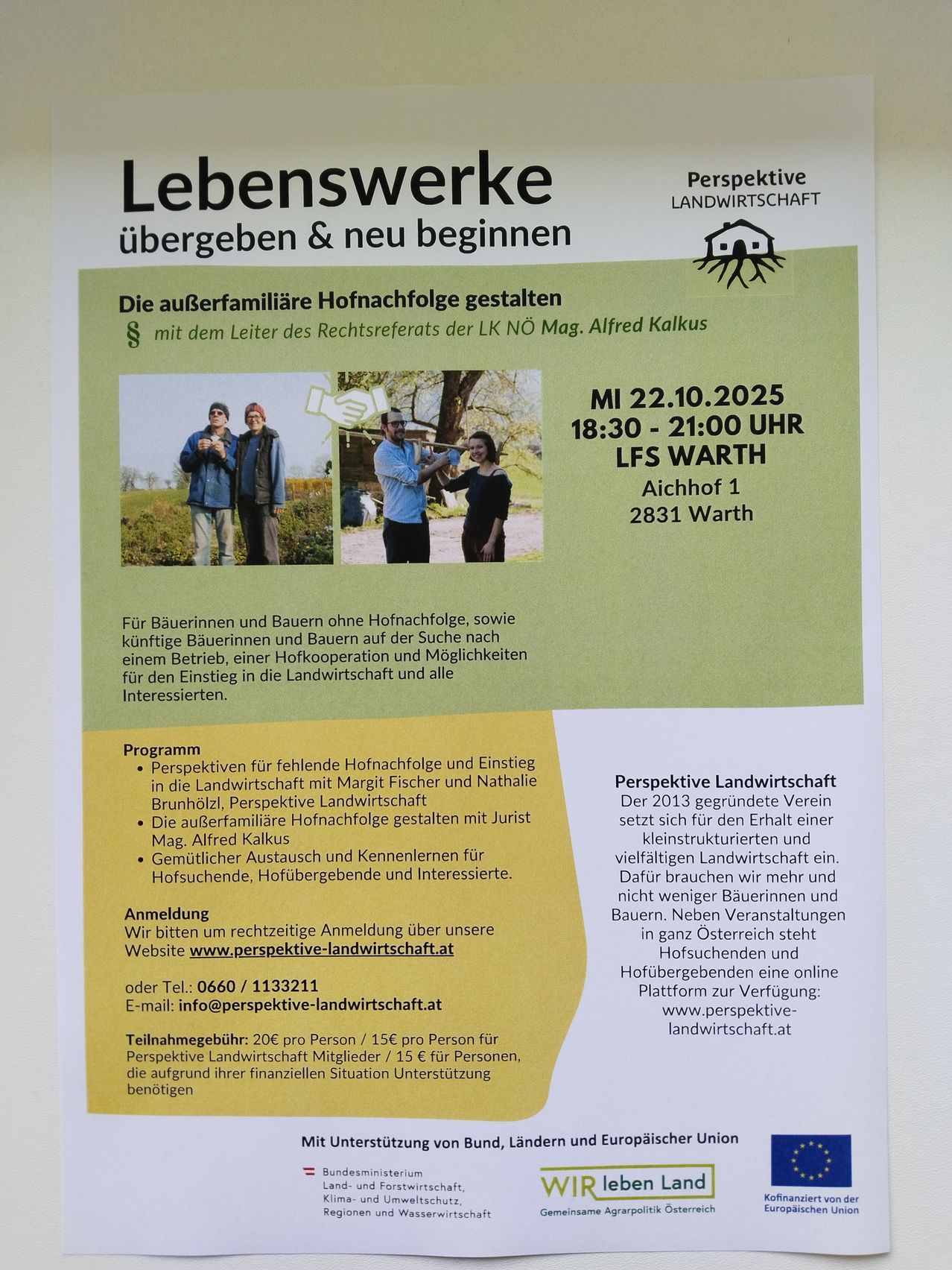 Plakat für die Veranstaltung 'Lebenswerke ubergeben & neu beginnen'. Zeigt eine Familie mit Alfred Kalkus, einem Redner. Veranstaltungsdetails umfassen Datum, Uhrzeit und Ort. Das Programm beinhaltet Perspektiven zur Hofnachfolge, emotionale Aspekte und praktische Ratschläge. Die Anmeldung ist online möglich.