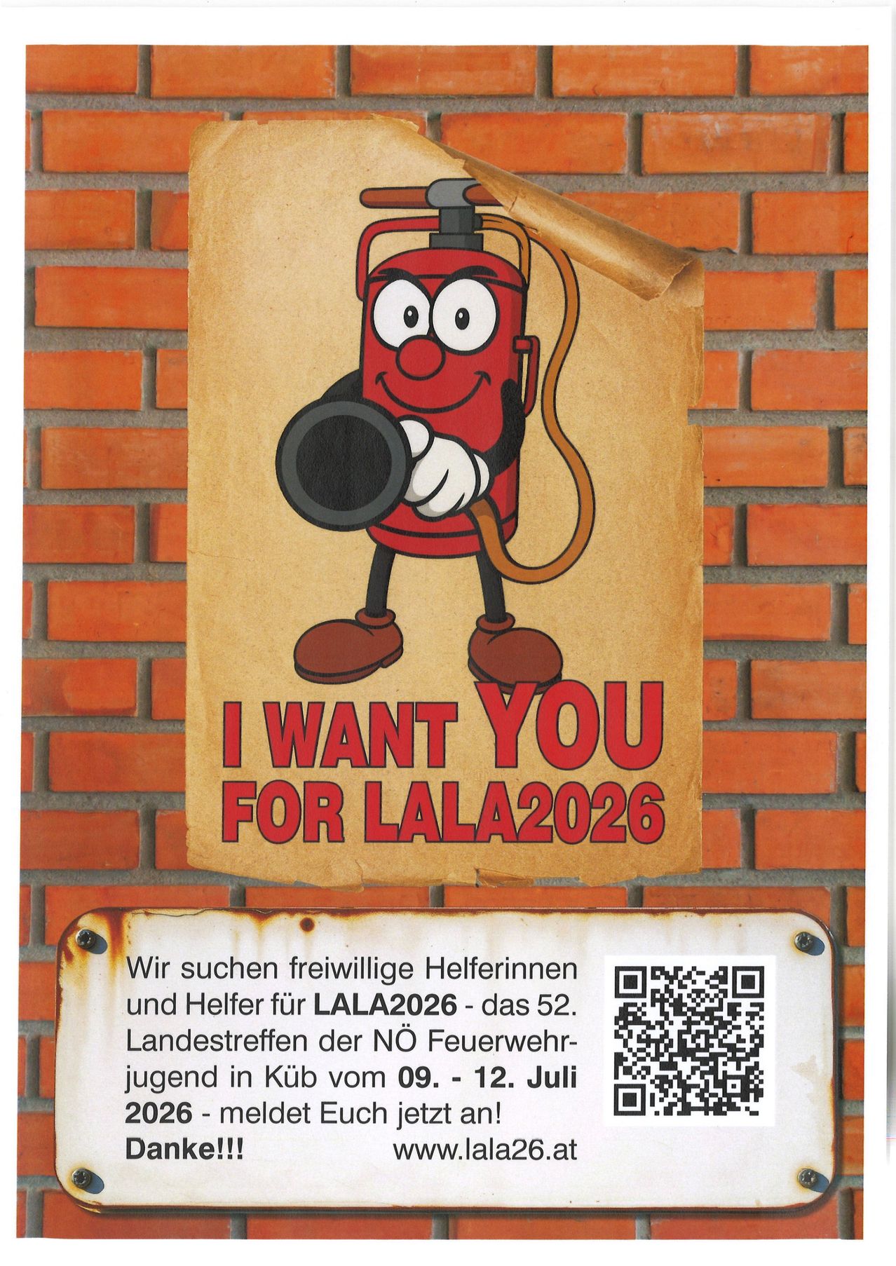 Ein Poster mit einem roten gezeichneten Feuerlöscher mit den Worten 'ICH WILL DICH FÜR LALA2026' an einer Ziegelwand. Darunter ein Schild auf Deutsch mit einem QR-Code.