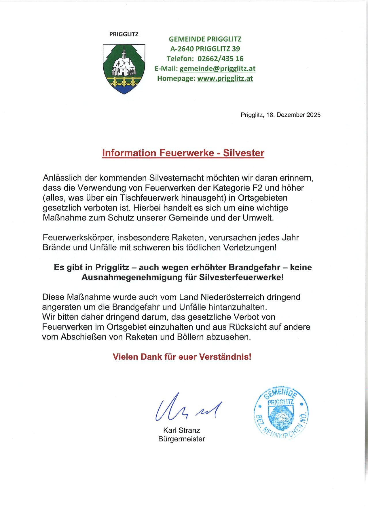 Ein Dokument aus Prigglitz vom 18. Dezember 2025 informiert die Einwohner über das Verbot von Feuerwerk über Kategorie F2 während der Silvesternacht. Es betont die Sicherheitsmaßnahmen für die Gemeinde und die Umwelt. Es wird auch dazu aufgerufen, auf Feuerwerk in der örtlichen Umgebung zu verzichten. Eine Unterschrift und das Siegel des Bürgermeisters, Karl Stranz, sind vorhanden.