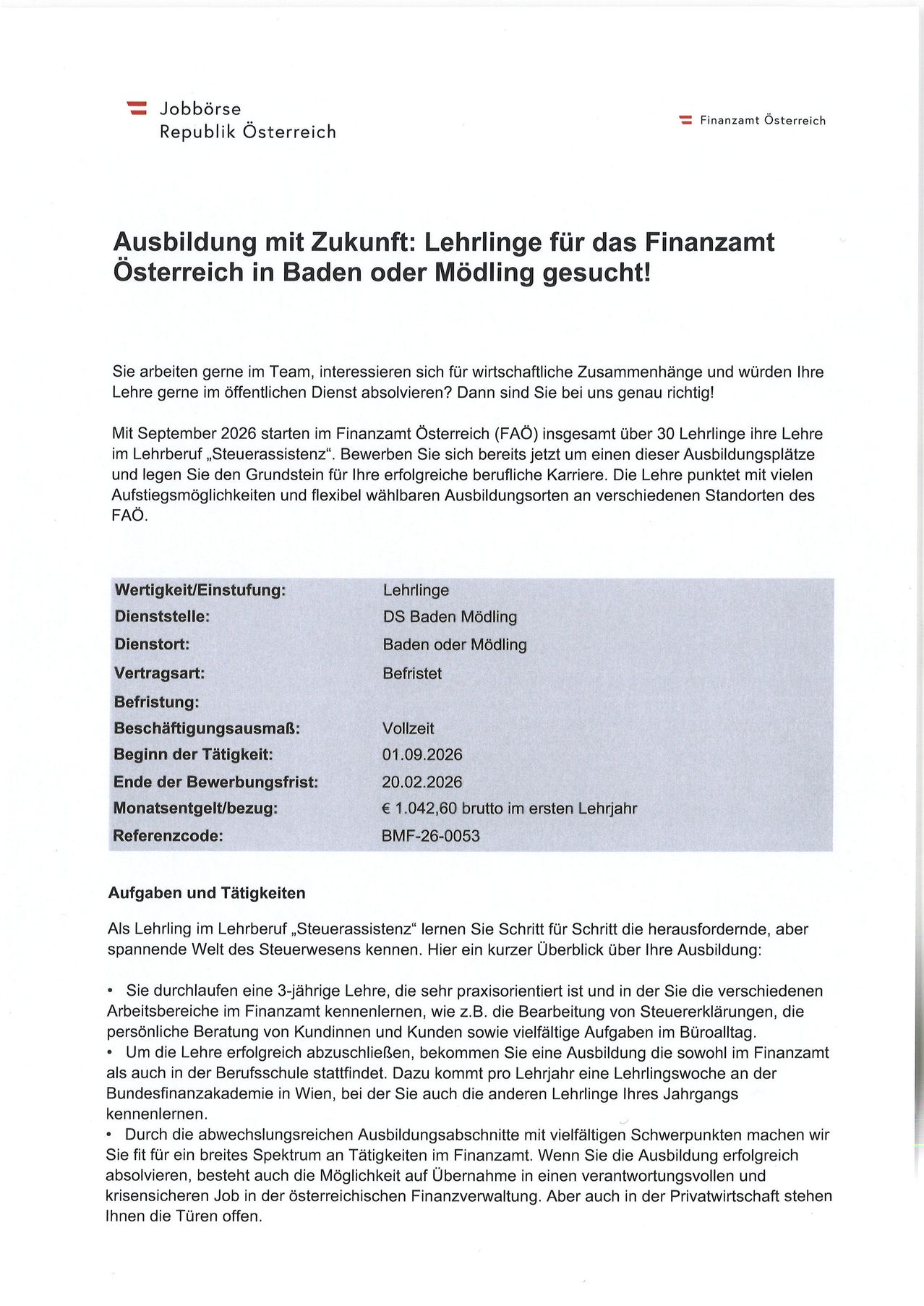 Ein Bild eines Dokuments beschreibt die Details eines Schulungsprogramms für das Finanzamt Österreich, das im September 2026 beginnt. Die Ausbildung umfasst Rollen wie Steuerassistenten und beinhaltet Standorte in Baden und Mödling. Das Programm bietet ein umfassendes dreijähriges Curriculum, das praktische Erfahrungen und Kenntnisse verschiedener Abteilungen im Finanzsektor vermittelt.