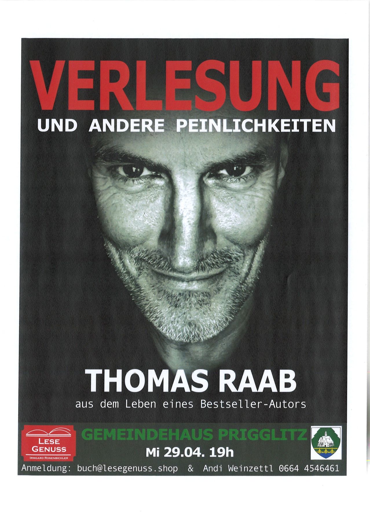 Ein Buchcover mit einem lächelnden Mann, betitelt 'Verleugnung Und Andere Peinlichkeiten', mit dem Autor Thomas Raab. Der Hintergrund ist schwarz.