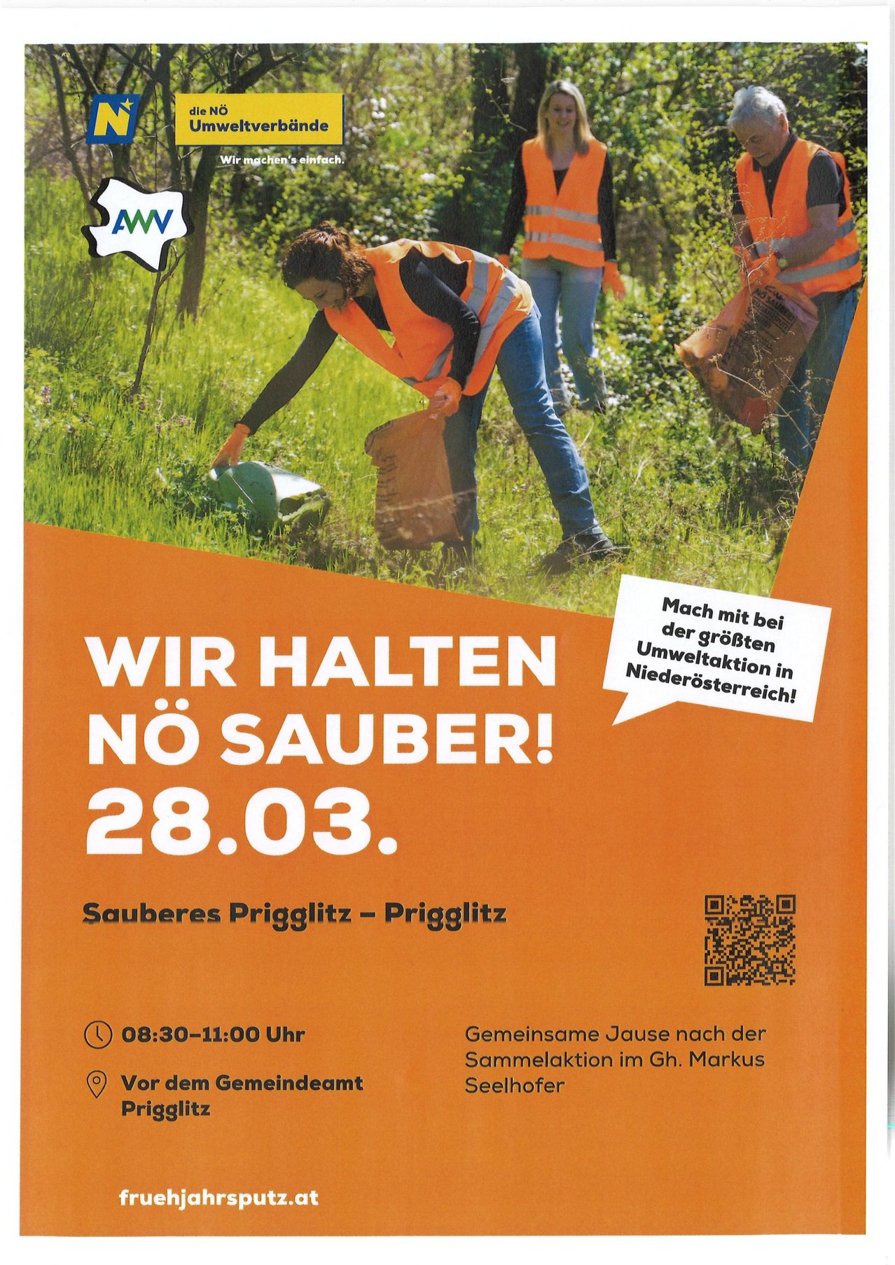 Plakat mit Freiwilligen, die Müll in einer Grasfläche aufsammeln. Der Text 'Wir halten no sauberer! 28.03.' ist in fettgedruckten weißen Buchstaben geschrieben. Ein QR-Code befindet sich in der unteren rechten Ecke.