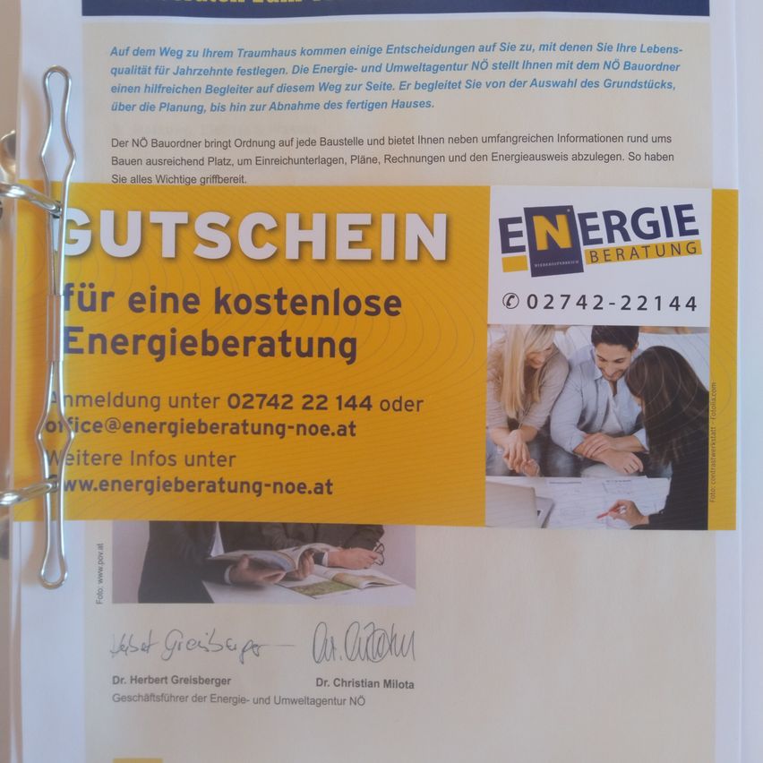Ein gelber Flyer für eine kostenlose Energieberatung, der einen Gutschein für eine kostenlose Energieberatung anbietet. Er enthält Kontaktdaten und Unterschriften von Dr. Herbert Greisberger und Dr. Christian Milota.