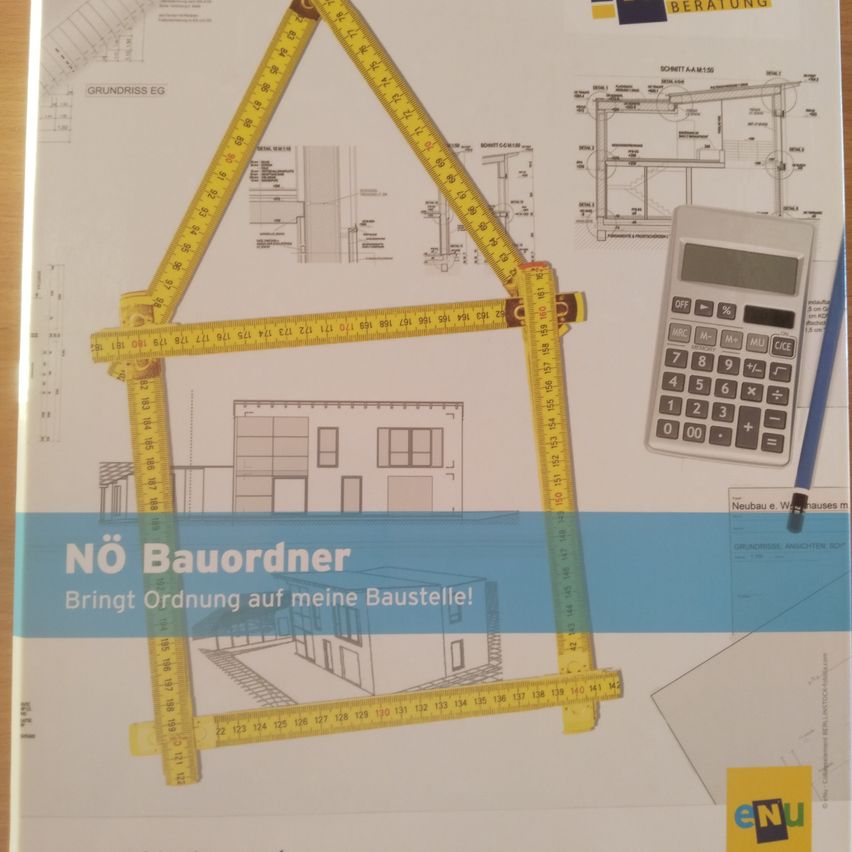 Ein Buchcover mit einem Hausumriss aus Messbändern, einem Taschenrechner und Architekturplänen. Der Text lautet 'Nö Bauordnunger' und 'Bringt Ordnung auf meine Baustelle!'.