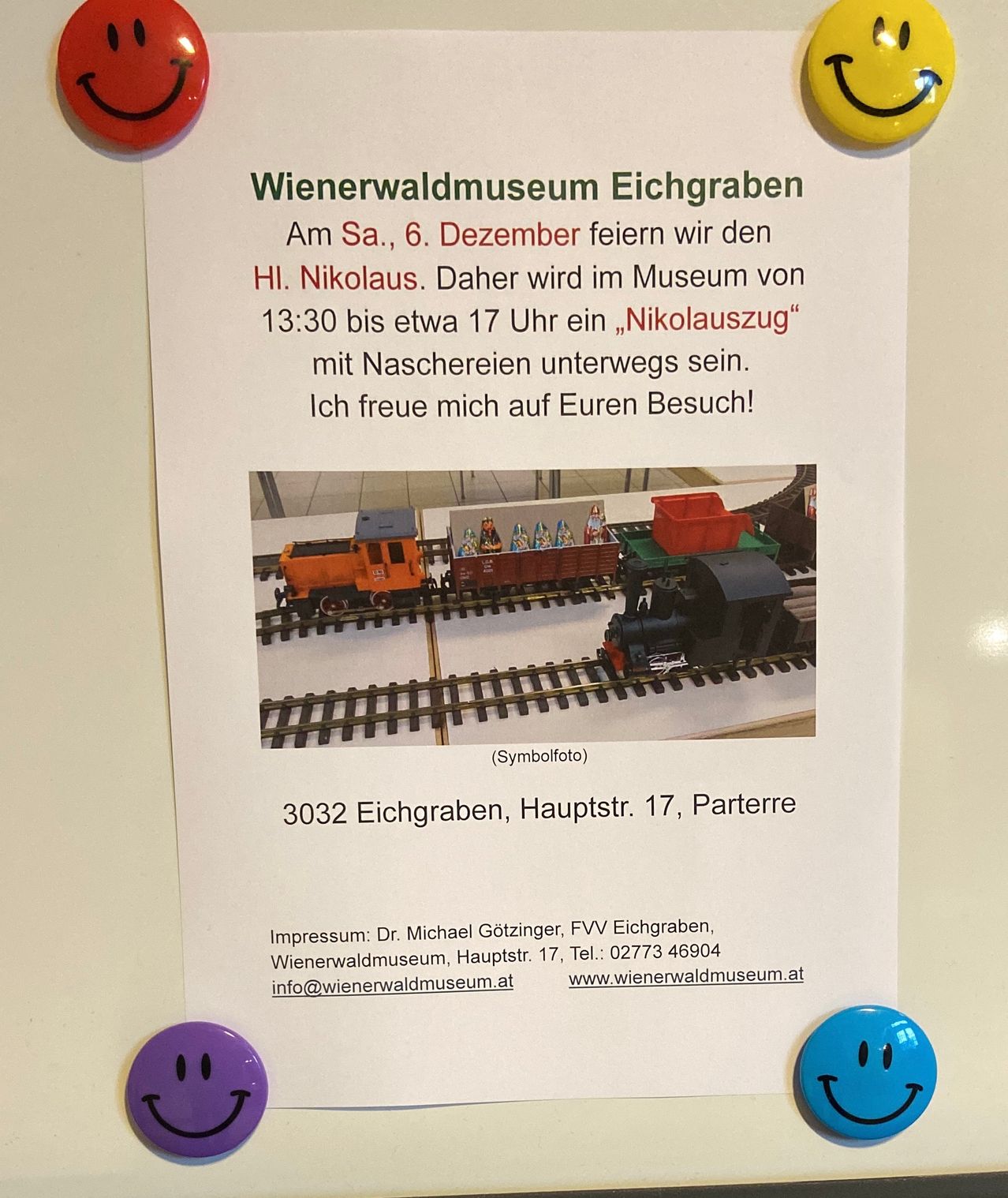Plakat für das Wienerwald Museum in Eichgraben. Es kündigt einen Nikolauszug am 6. Dezember von 13:30 bis 17 Uhr an. Zeigt eine Modelleisenbahn mit Nikolaus und Geschenken. Beinhaltet Kontaktinformationen und ein Symbolfoto.