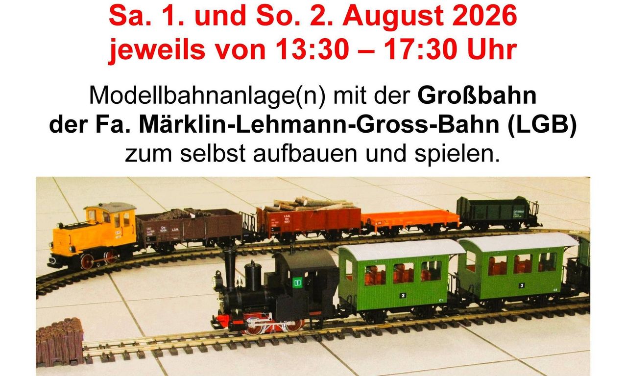 Ein Modellzug auf einer Schiene mit einer roten und schwarzen Lokomotive und grünen Personenwagen. Das Datum und die Uhrzeit sind über der Schiene angezeigt.