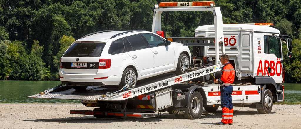 Bild enthält, Car, Transportation, Vehicle, Person, Machine, Wheel, Tow Truck, Truck, Flat Bed Truck