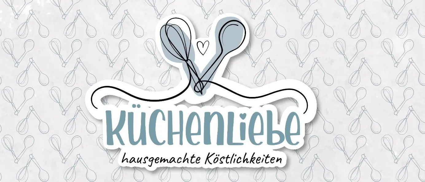 Ein weiß-graues Grafik mit den Worten 'Kuchenliebe' und 'hausgemachte Kostlichkeiten' darunter. Es zeigt zwei Schneebesen und ein Herz in der Mitte.