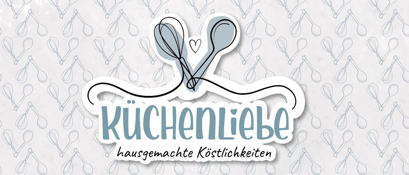 Ein weiß-graues Grafik mit den Worten 'Kuchenliebe' und 'hausgemachte Kostlichkeiten' darunter. Es zeigt zwei Schneebesen und ein Herz in der Mitte.