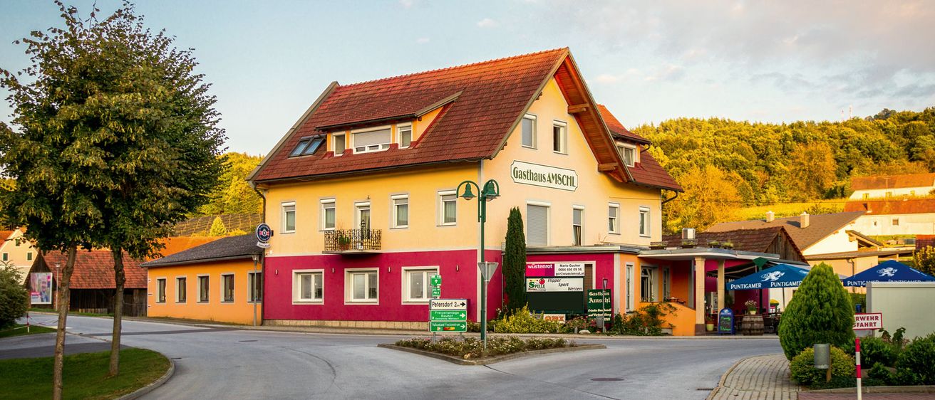 Bild enthält, Neighborhood, City, Hotel, Road, Street, Urban, Suburb, Tree, Inn, Housing