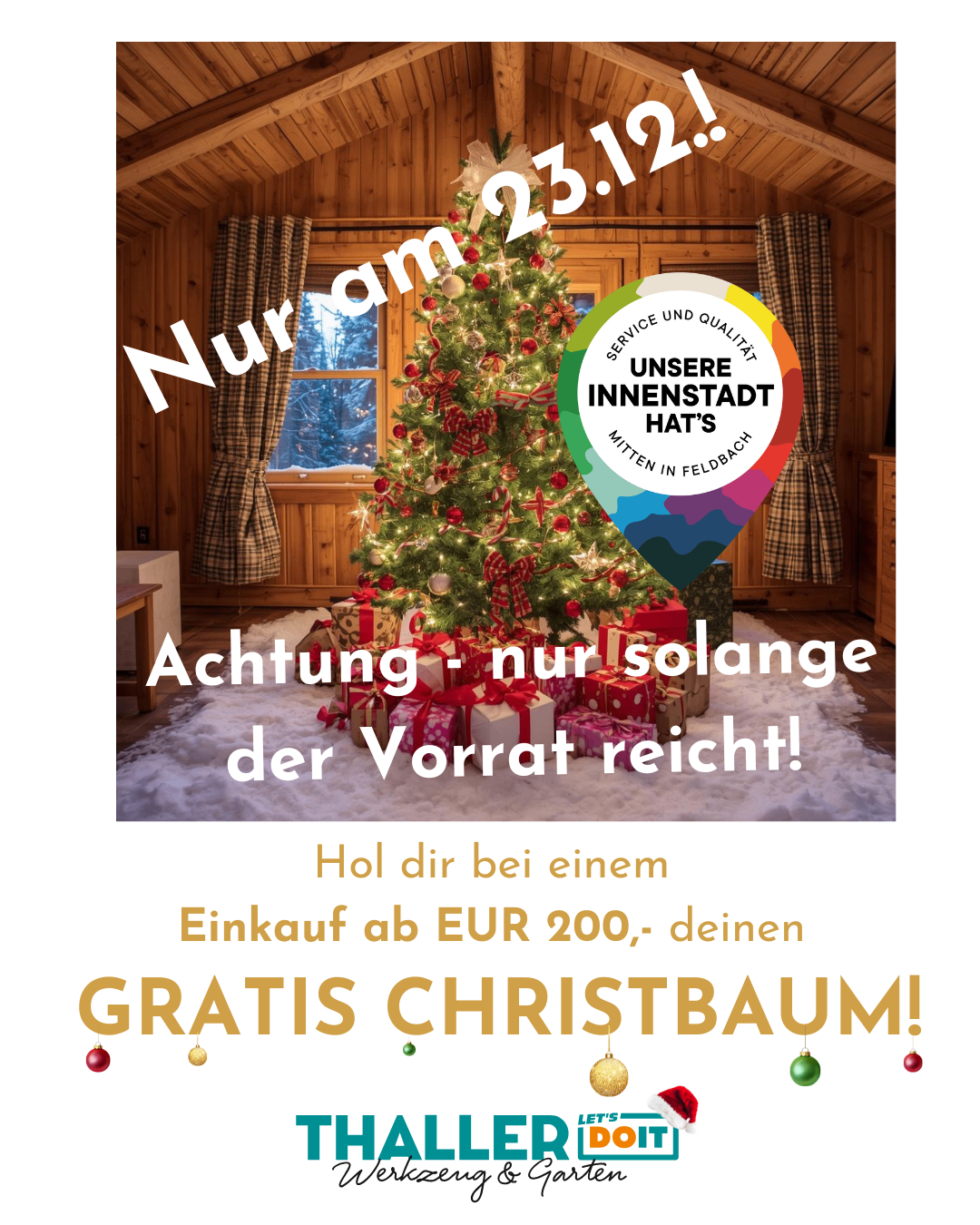Werbeposter für einen Weihnachtsbaumverkauf. Ein Baum mit Geschenken darunter und der Slogan 'nur solange der Vorrat reicht'. Das Angebot beinhaltet einen kostenlosen Weihnachtsbaum bei einem Einkauf über EUR 200.