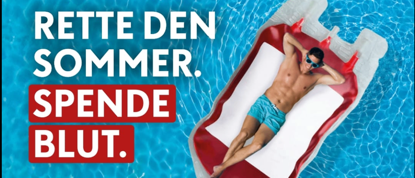Ein Poster zeigt einen Mann in einer Pool-Schwimmhilfe. Es steht 'Reite den Sommer. Spende Blut.' Es gibt einen QR-Code darunter und Ort und Zeit einer Blutspende am 3. Juli.