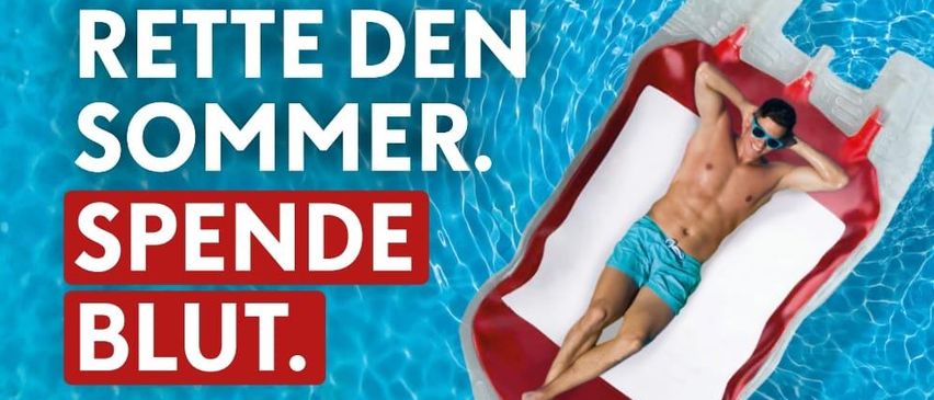 Ein Mann liegt auf einem roten aufblasbaren Bett im Pool mit dem Text 'Sommer. Spende Blut.' und einem QR-Code. Die Veranstaltung ist am Freitag, 7. August, von 16:00 bis 19:00 Uhr in der Pinggau Volksschule Schulstraße 17.