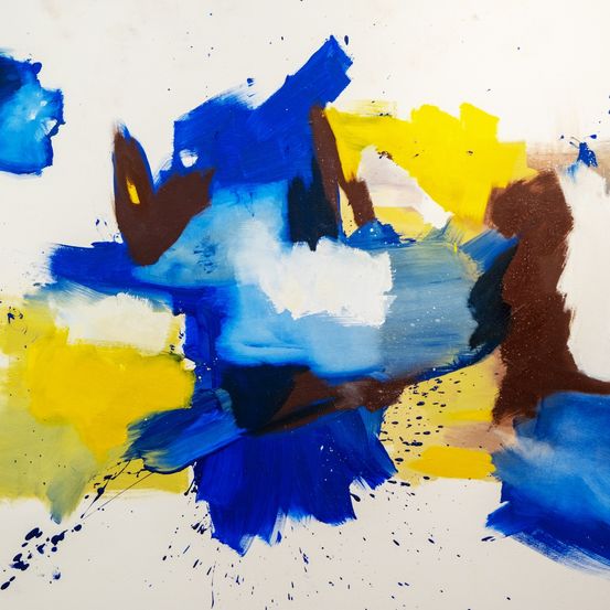Ein abstraktes Gemälde zeigt eine Mischung aus blauen, gelben und braunen Farbtönen auf weißem Hintergrund. Die Farben verschmelzen in einem freien Muster und erzeugen eine dynamische und lebendige Komposition.