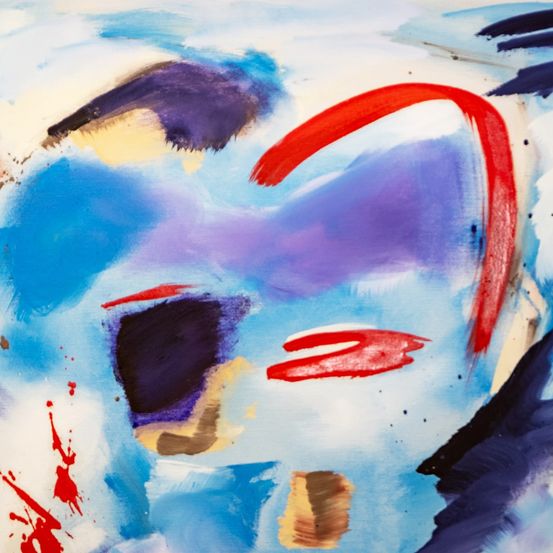 Ein abstraktes Gemälde mit blauen, lila und roten Farbtönen. Rote Linien und Formen dominieren die Leinwand, wobei sich Blau und Lila im Hintergrund vermischen.