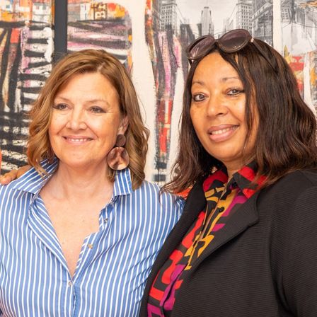 Galeristin Bianca Froese-Acquaye und Projektkoordinatorin Petra Mörth
