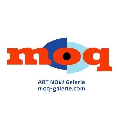 Das Logo für MOQ ART NOW Galerie wird angezeigt. Es zeigt einen modernen, stilisierten Buchstaben 'M' mit einem blauen Kreis darum herum, wobei 'moq' in Rot und Blau geschrieben ist. Unter dem Logo befindet sich die Websiteadresse 'moq-galerie.com'.